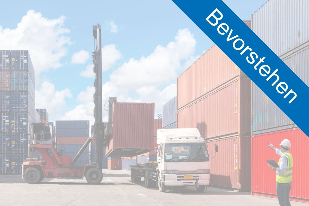 logistics-container-storage-yard_Bevorstehen