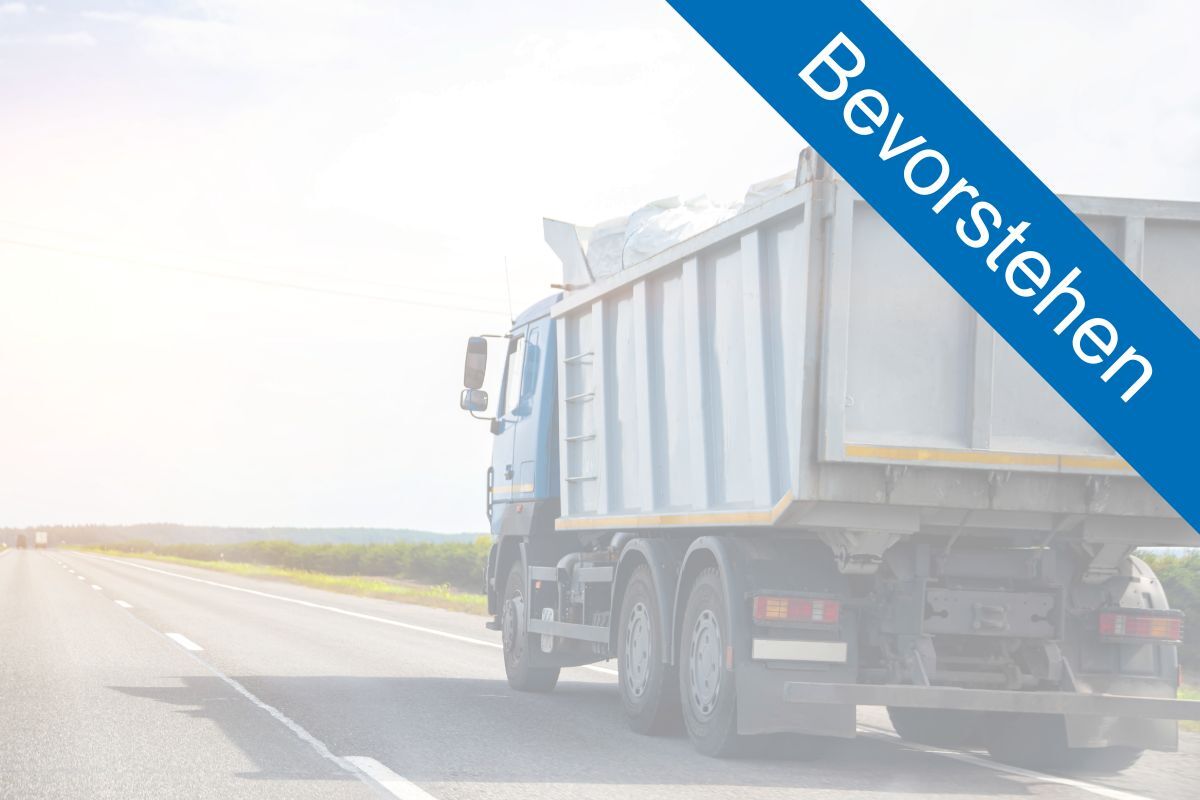 truck-driving-on-road_Bevorstehen