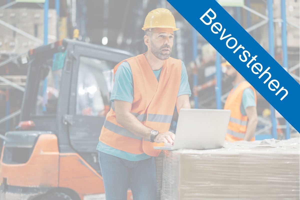 warehouse-worker-using-laptop_Bevorstehen