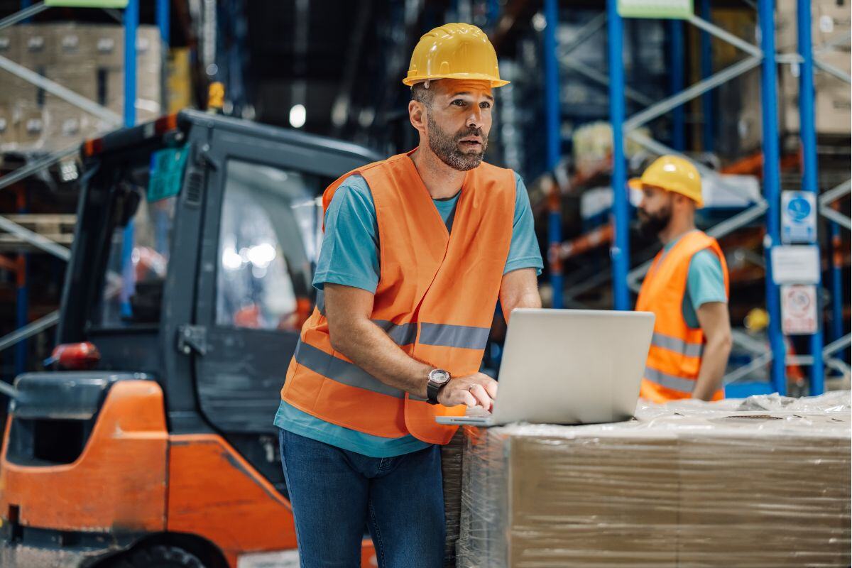 mScales-Warehouse-worker-laptop