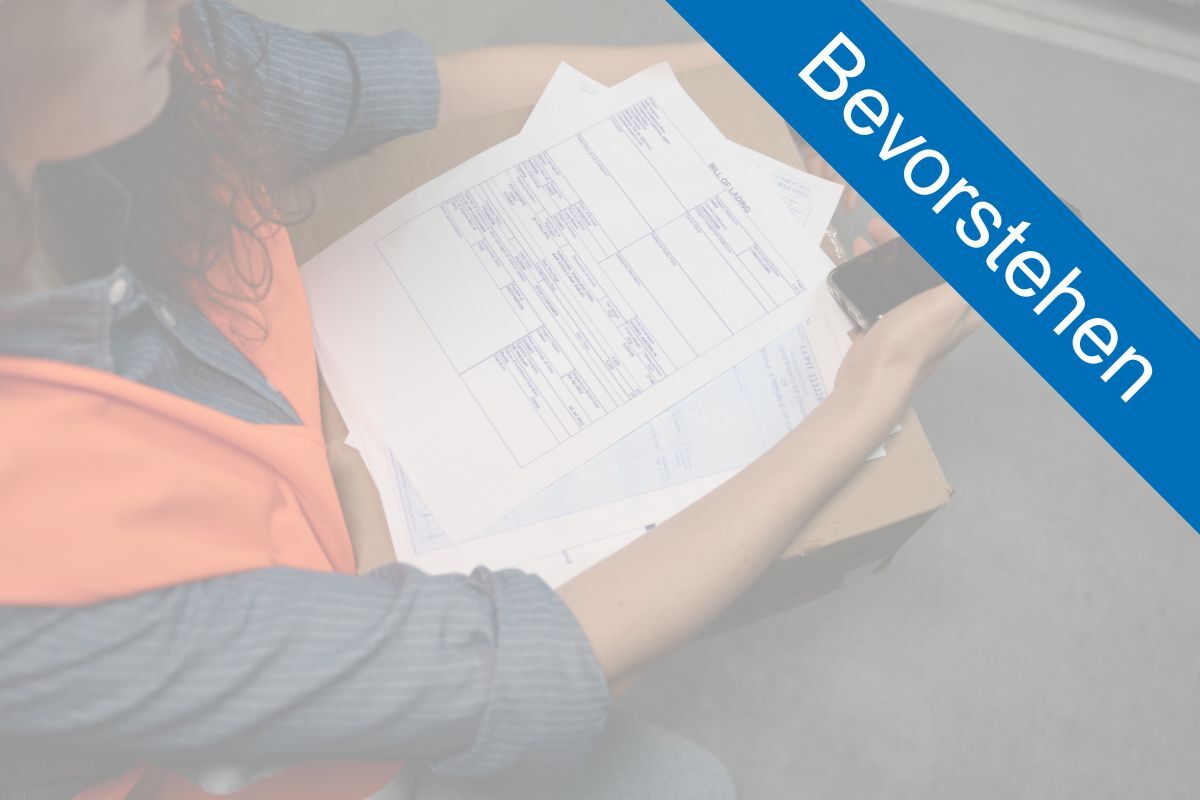 logistics-worker-reviewing-documents_Bevorstehen