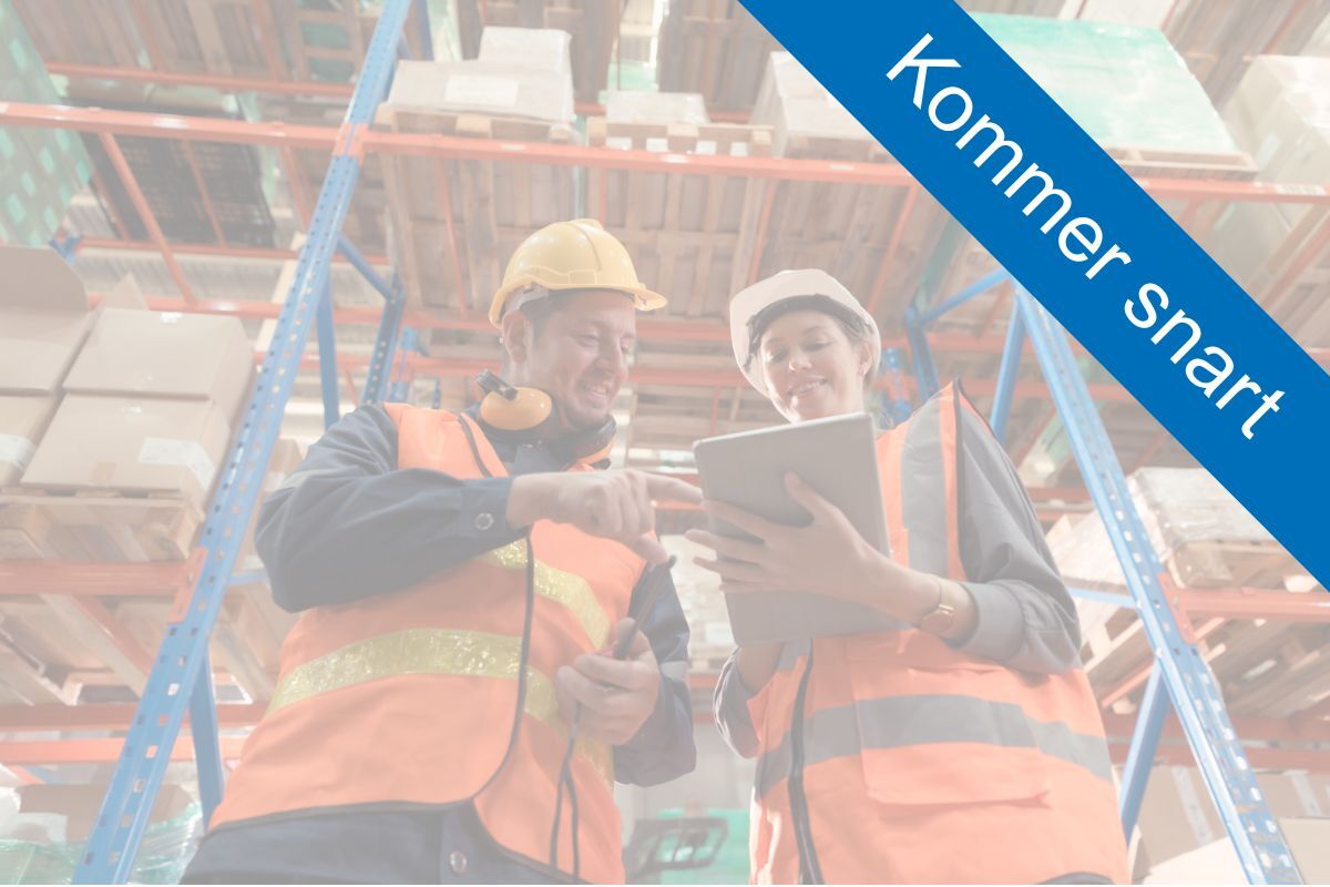 warehouse-workers-using-tablet_Kommer-snart